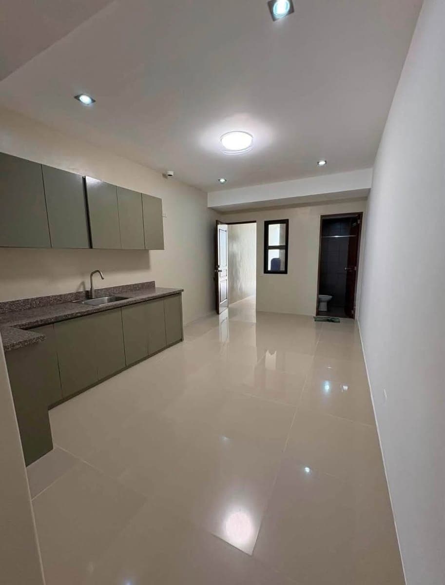 FOR RENT: Newly Renovated TOWNHOUSE in Tandang Sora. - photo 5