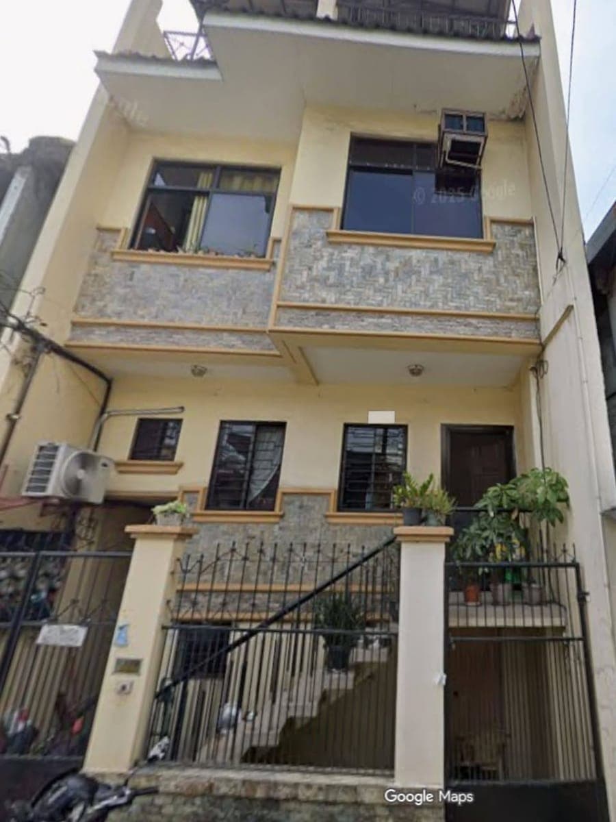 Room for rent (mezzanine / loft type) available now!!! - photo 1