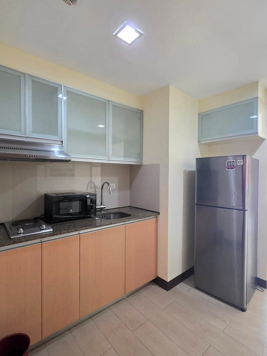 ◦•●Fully Furnished Unit - with nice window view ●•◦ - photo 1