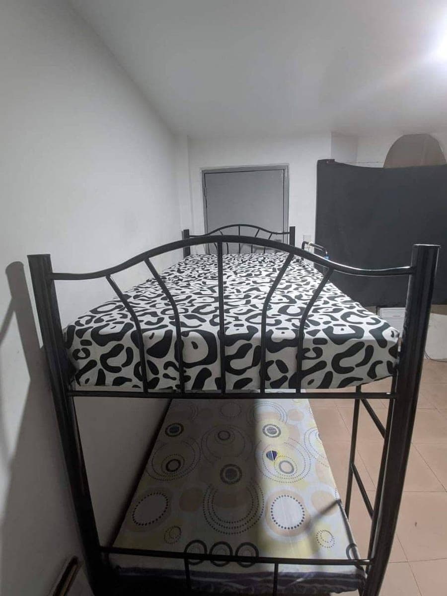 Aircondioned ! Professional Male Bed Space Near Bgc,Sm Aura and Market2x - photo 1