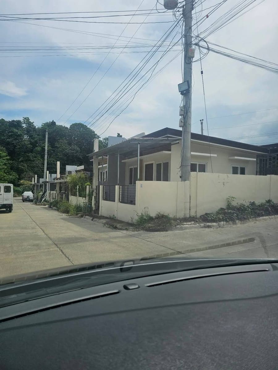 Brand New house rent 2 room's gated street can park safe area guarded corner lot. No baha - photo 1