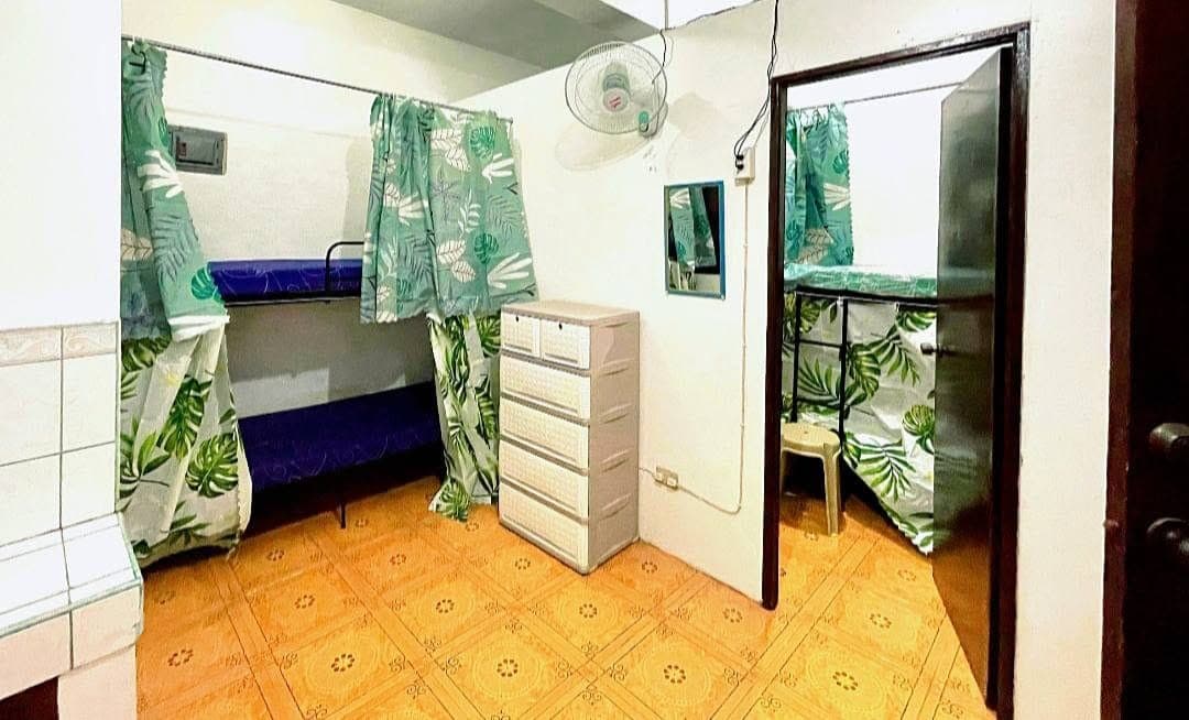 I Have female bedspace available ready to move in. upper decker 3500php all in. walking distance Sm... - photo 1