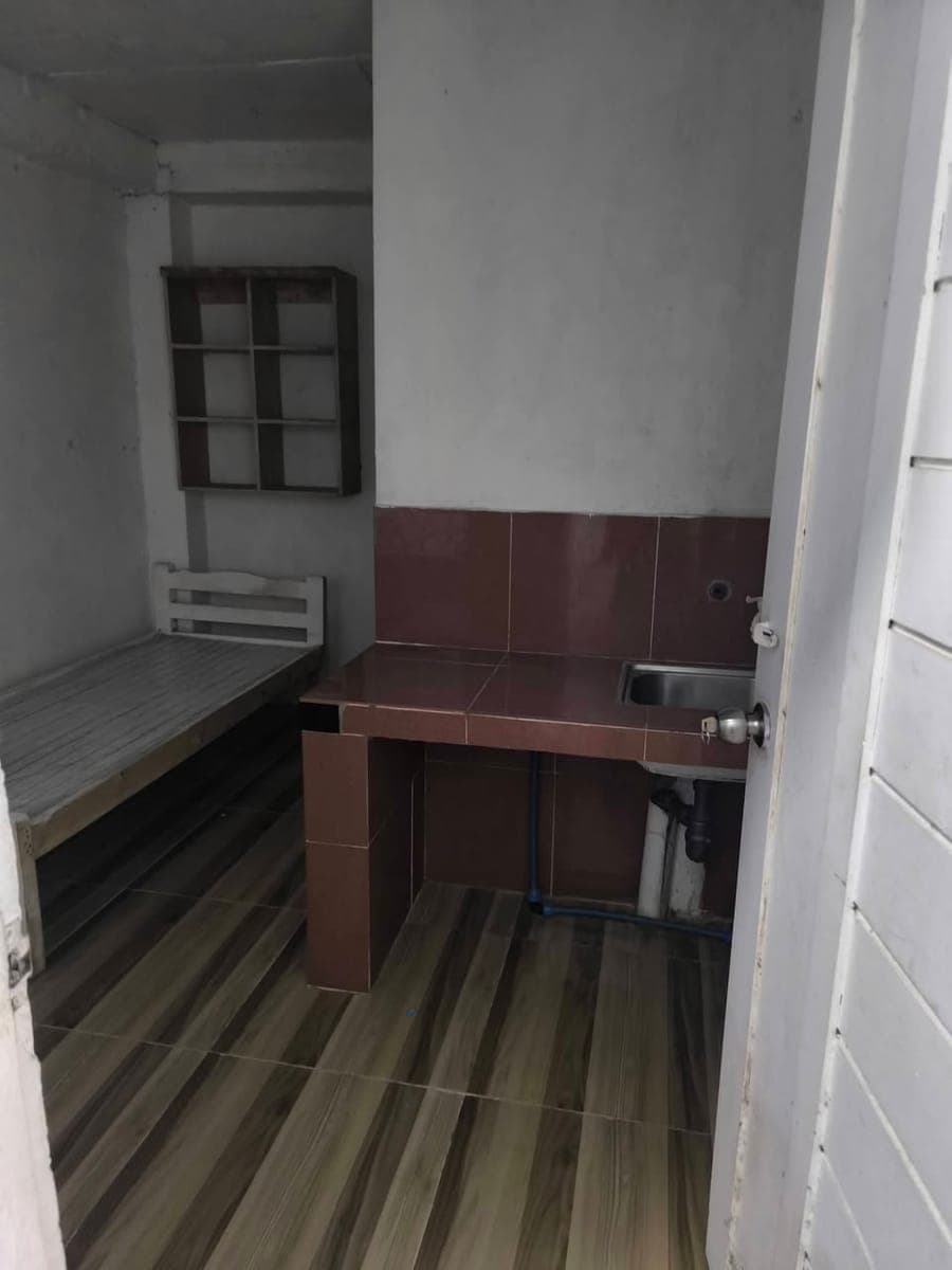 Hello!! Nangita kog tigpuli sa akong room. With OWN cr and sink. Own water and electricity lone meter. - photo 5