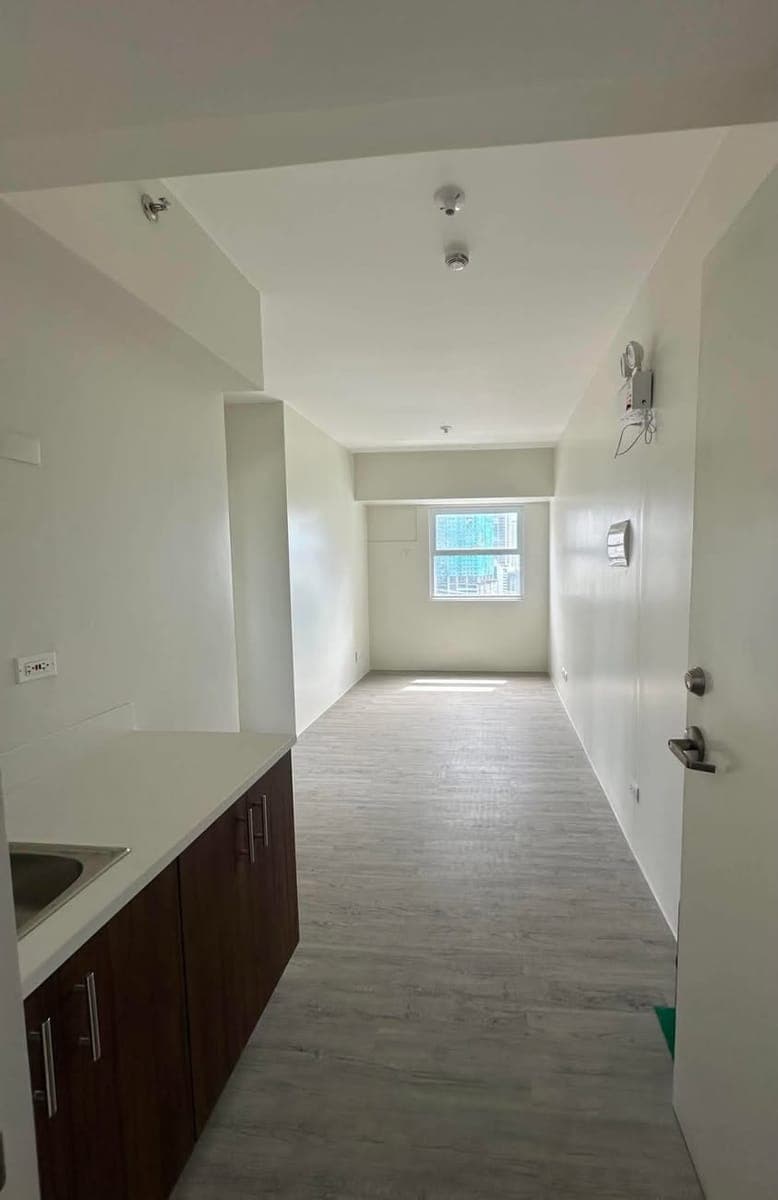 FOR RENT – BARE 1 BEDROOM CONDO UNIT 🏡‼️ - photo 1