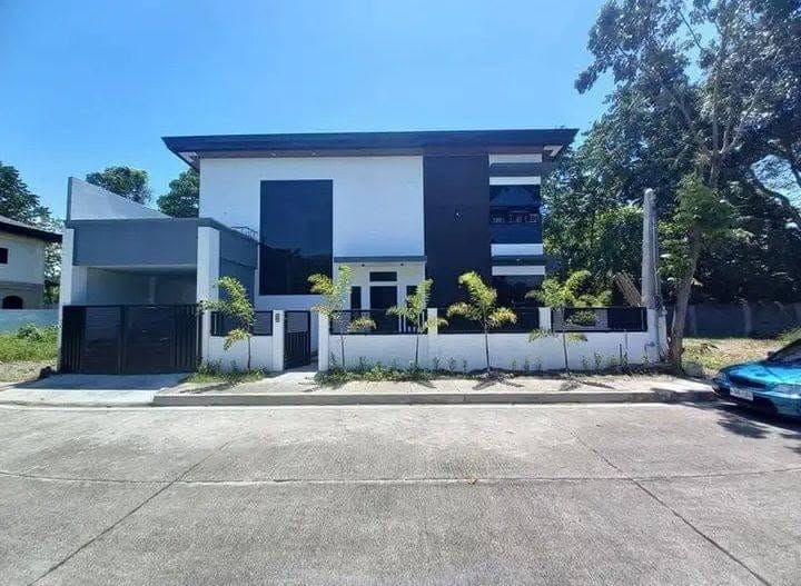 Gusto nyo ba mag Rent ng malaking bahay tulad nito?....3bedrooms and 2.5bathrooms (75,000 MONTHLY RE... - photo 1