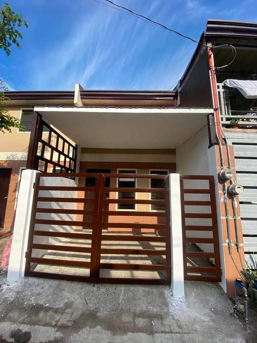Two story house house for rent - photo 1