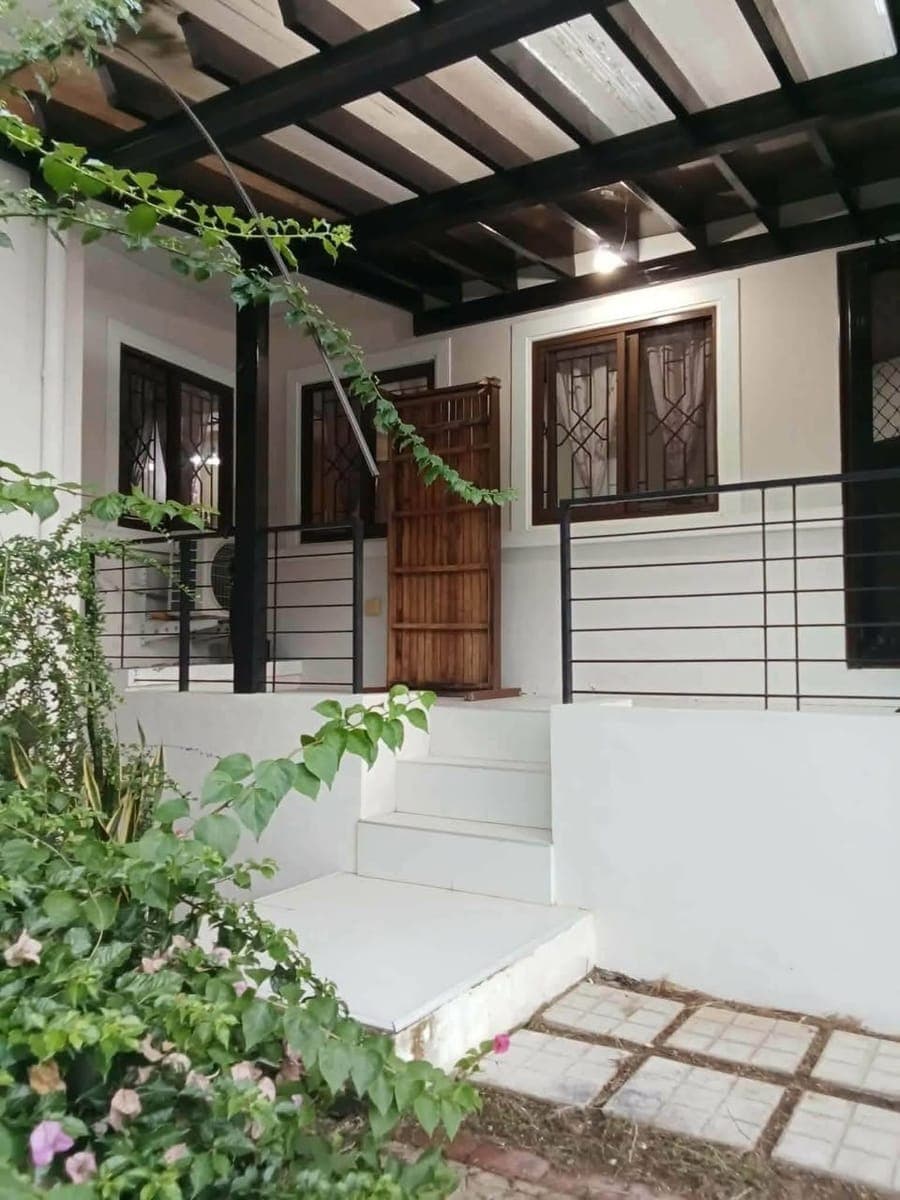 🍁 FULLY FENCED HOUSE — LONG TERM RENTAL 🍁 - photo 1