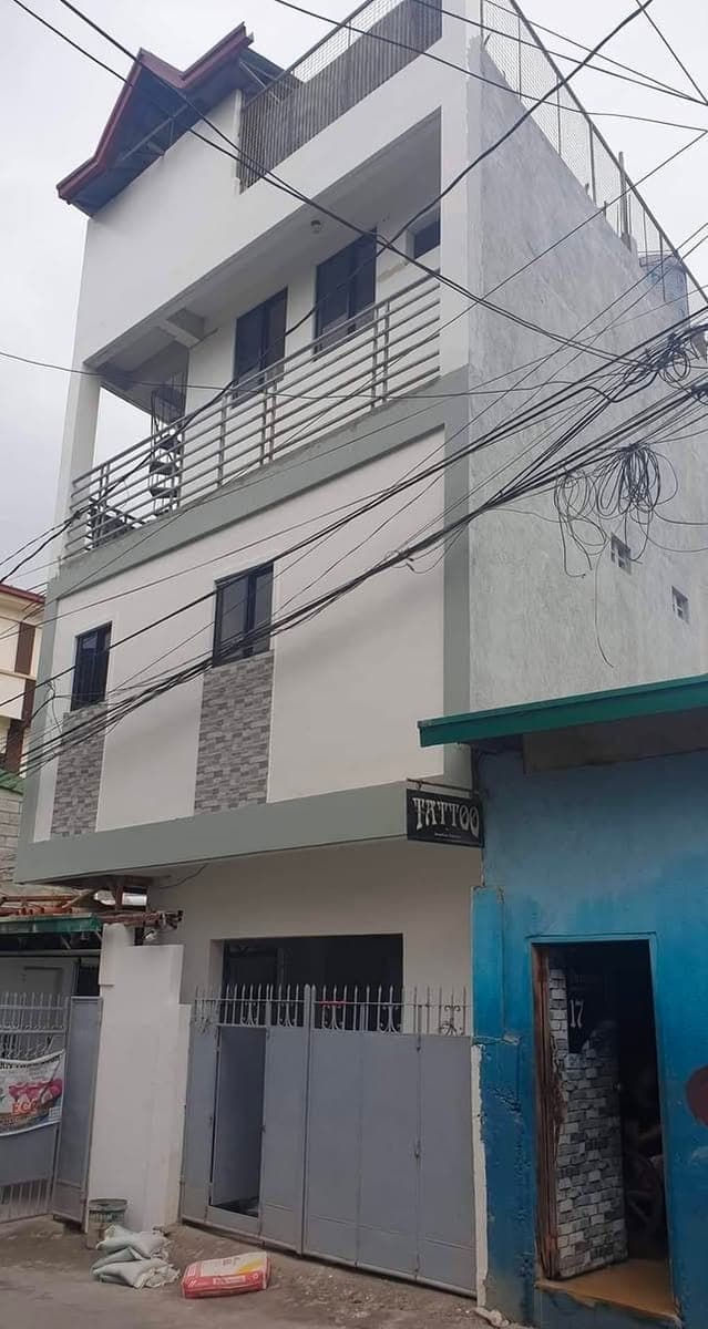 HOUSE FOR RENT (buong 3rd flr) - photo 1