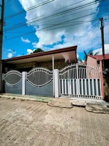 Nice house rent bare unit 3 room's all aircon may garahe. Safe area guarded no baha. - photo 1