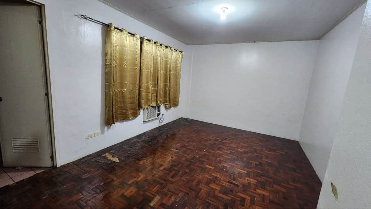 4br and 3toilet with parking..with ac etc 35k..never binaha nung nkaraang mga bagyo..-village—tambo parañaque - photo 4