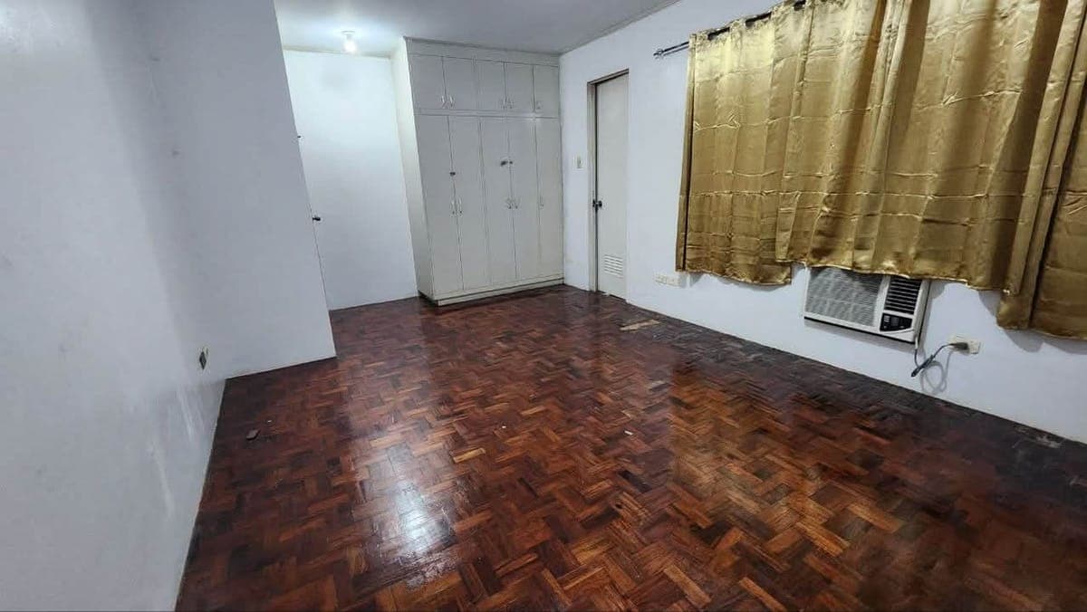 4br and 3toilet with parking..with ac etc 35k..never binaha nung nkaraang mga bagyo..-village—tambo parañaque - photo 5