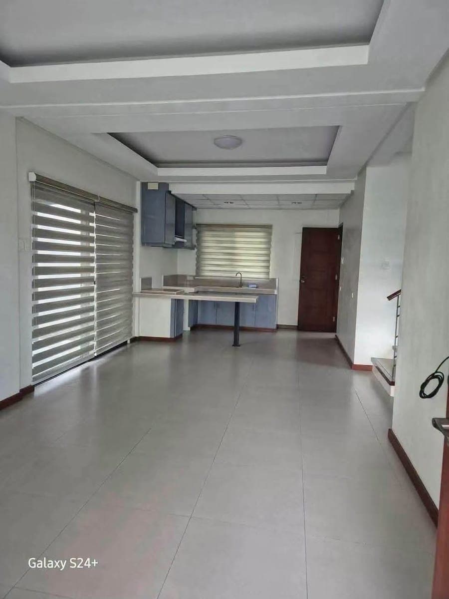 4BR HOUSE FOR RENT in Fuente De Villa Abrille Tulip Drive matina - photo 2