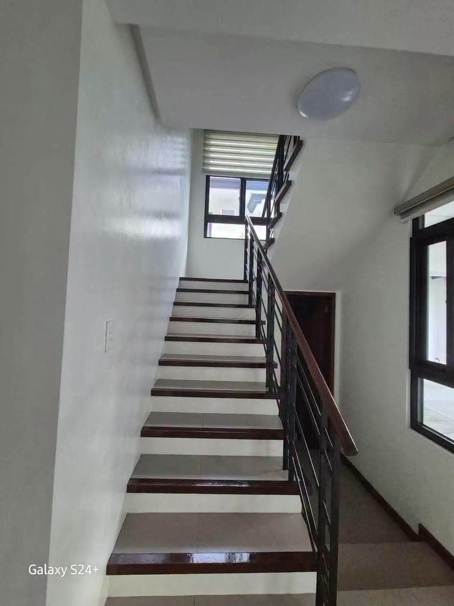 4BR HOUSE FOR RENT in Fuente De Villa Abrille Tulip Drive matina - photo 4