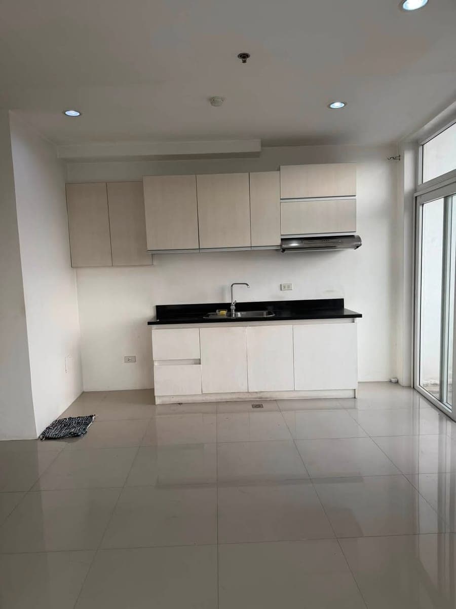 For Rent: 1-Bedroom Unit with Parking - photo 1