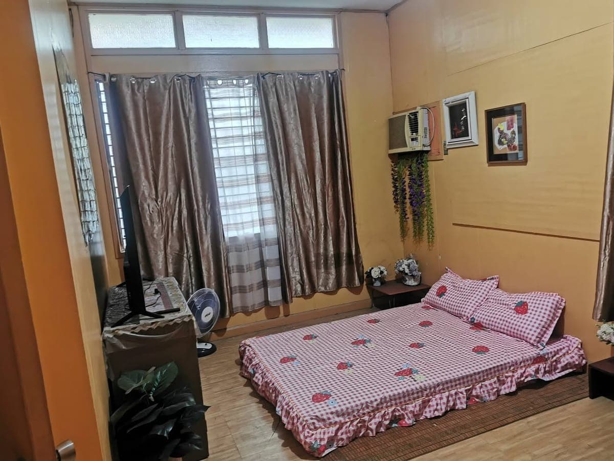 LARGE Room For Rent - photo 2