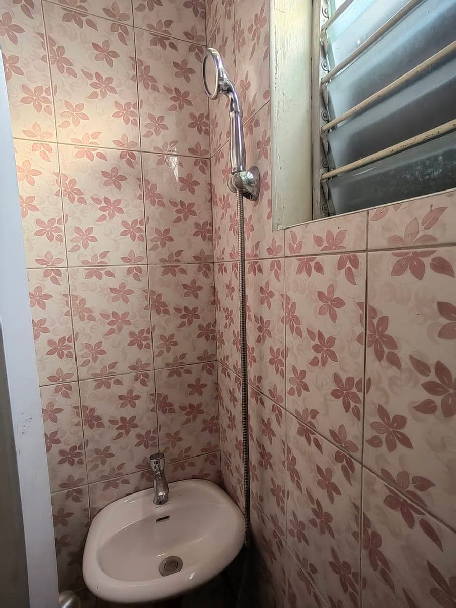 Good for 2  and with Aircon and Bedframe and Toilet and bath - photo 1