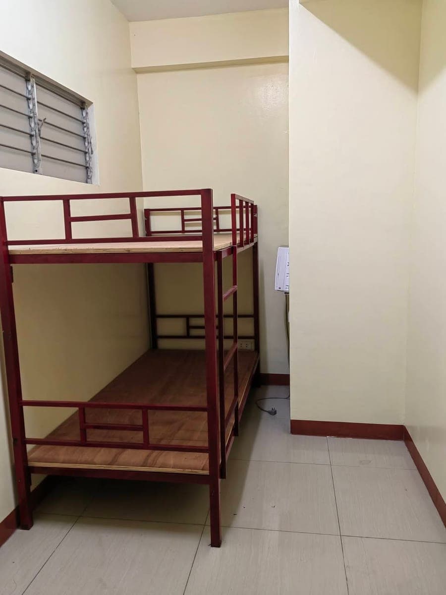 Good for 2  and with Aircon and Bedframe and Toilet and bath - photo 2