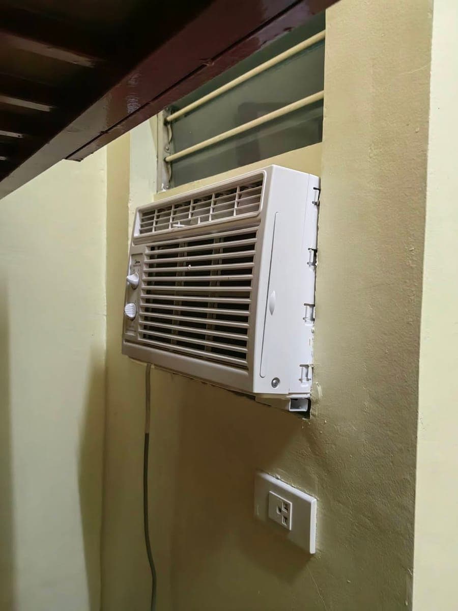 Good for 2  and with Aircon and Bedframe and Toilet and bath - photo 3