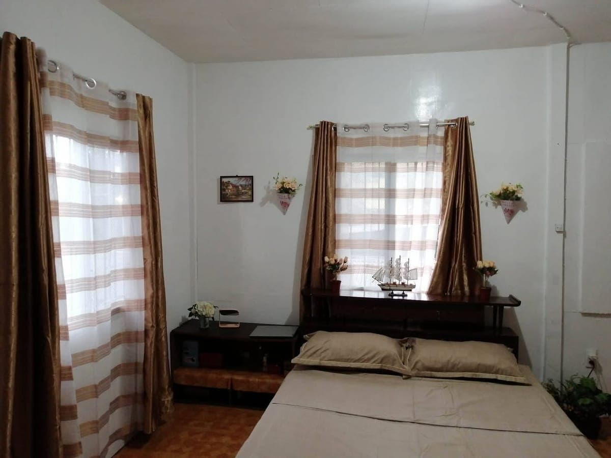 LARGE Room For Rent - photo 1