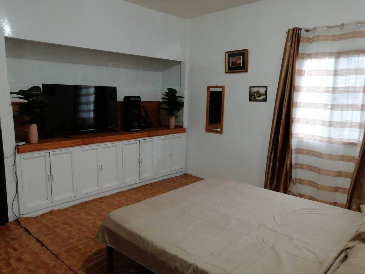 LARGE Room For Rent - photo 2