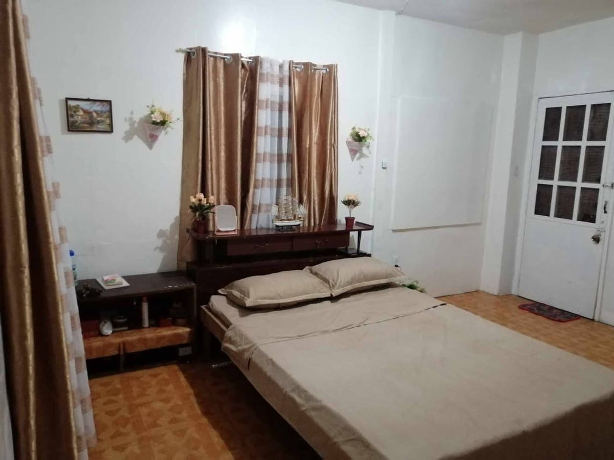 LARGE Room For Rent - photo 3