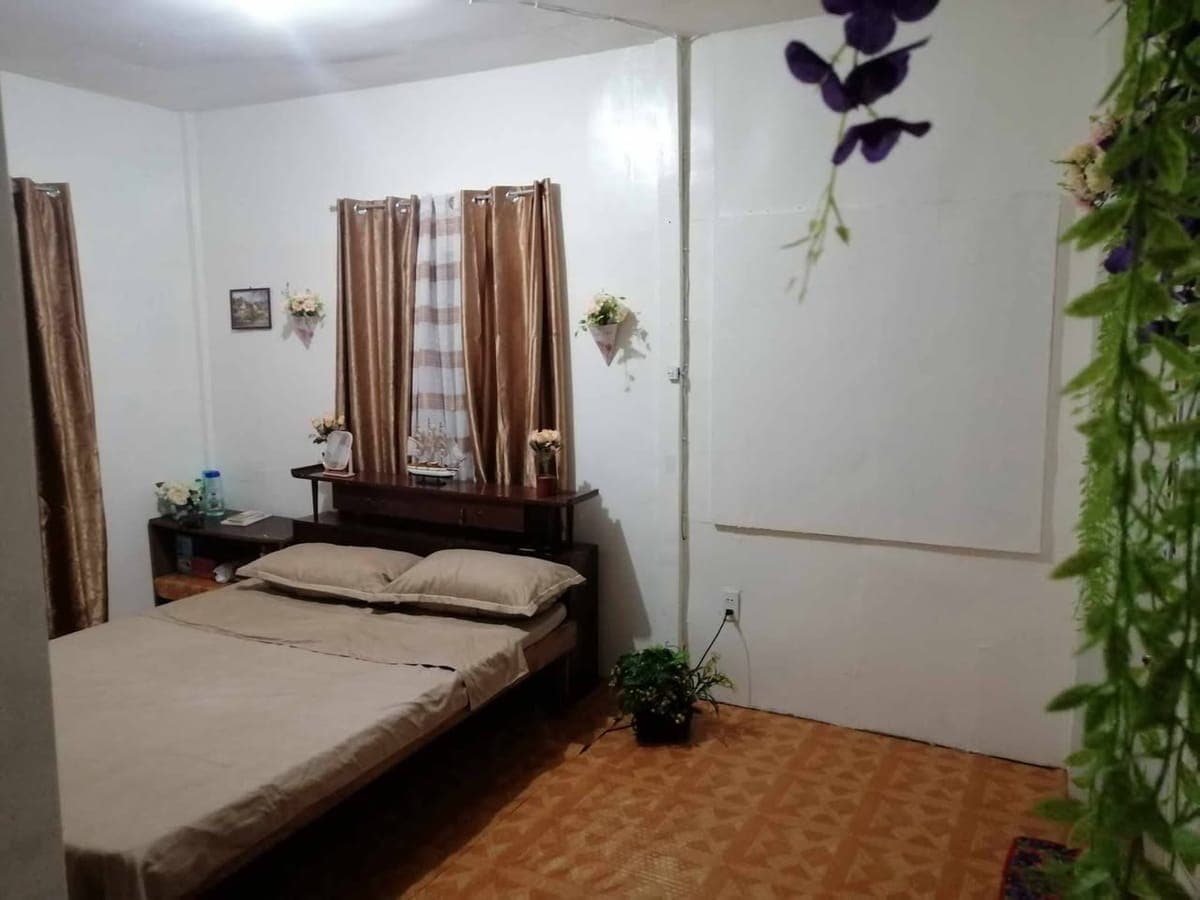 LARGE Room For Rent - photo 4