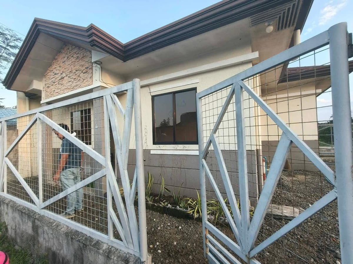 🏡Semi-Furnished House for Rent - photo 1