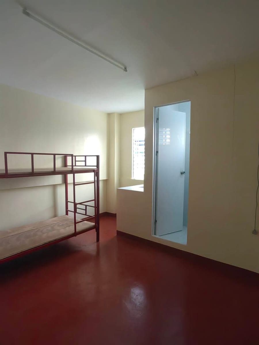 Good for 2  and with Aircon and Bedframe and Toilet and bath - photo 1