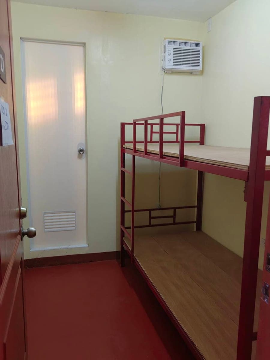 Good for 2  and with Aircon and Bedframe and Toilet and bath - photo 4