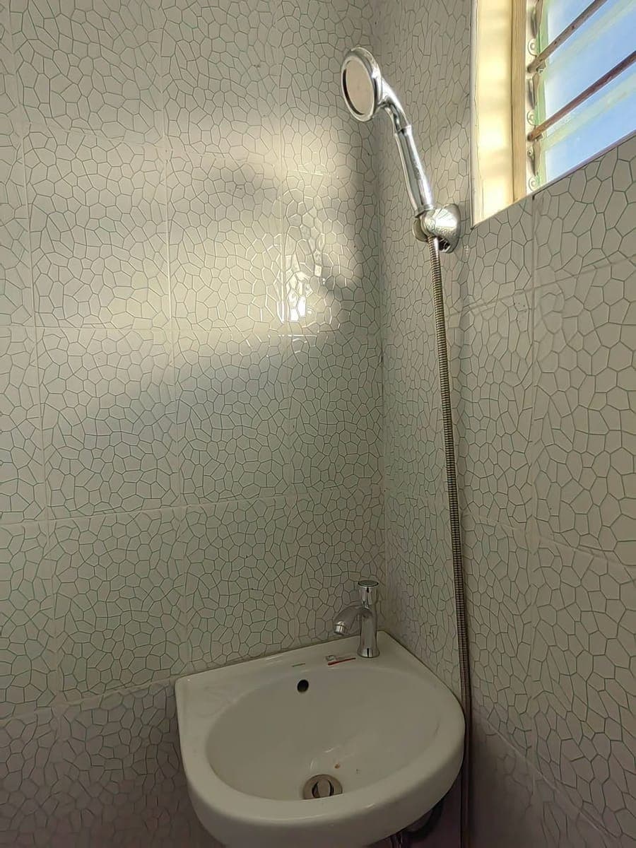 Good for 2  and with Aircon and Bedframe and Toilet and bath - photo 3