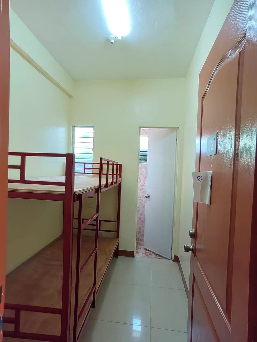 Good for 2  and with Aircon and Bedframe and Toilet and bath - photo 4