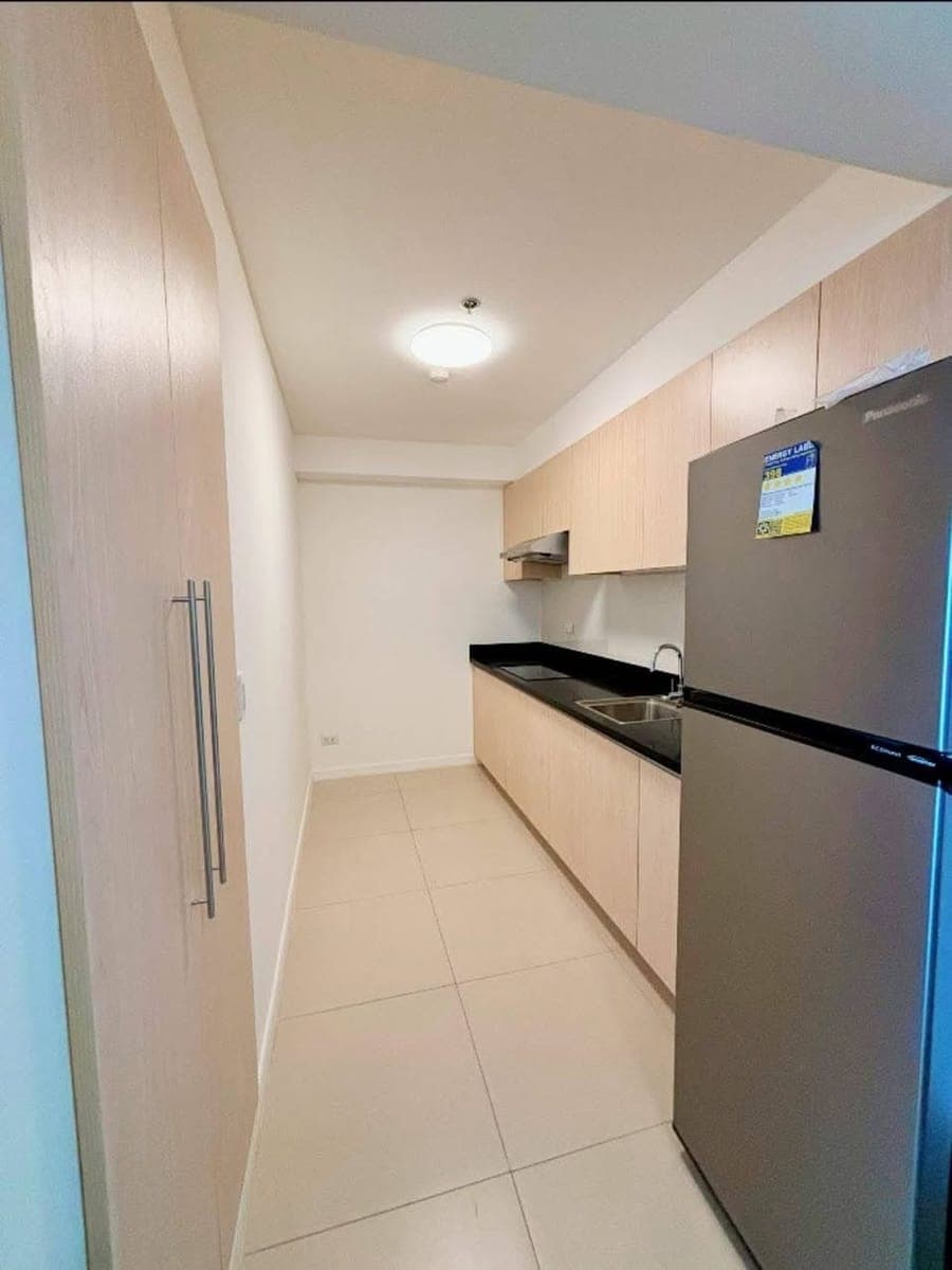 🏙️ NOW AVAILABLE – Fully Furnished 1-Bedroom Corner Unit with Parking at Patio Suites Abreeza! 🏙️ - photo 5