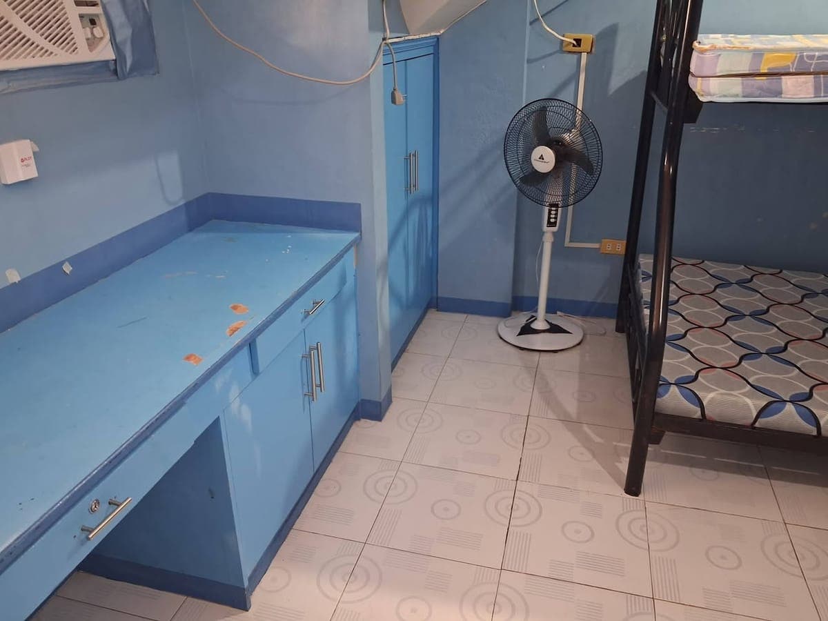 Room for rent 5,500 free wifi ,water ,lone meter for kuryente w/ ac, w/ elect.fan ,lots of cabinets... - photo 1