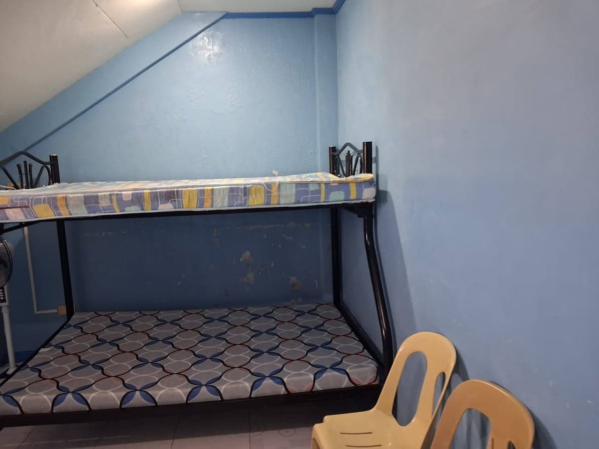 Room for rent 5,500 free wifi ,water ,lone meter for kuryente w/ ac, w/ elect.fan ,lots of cabinets... - photo 2