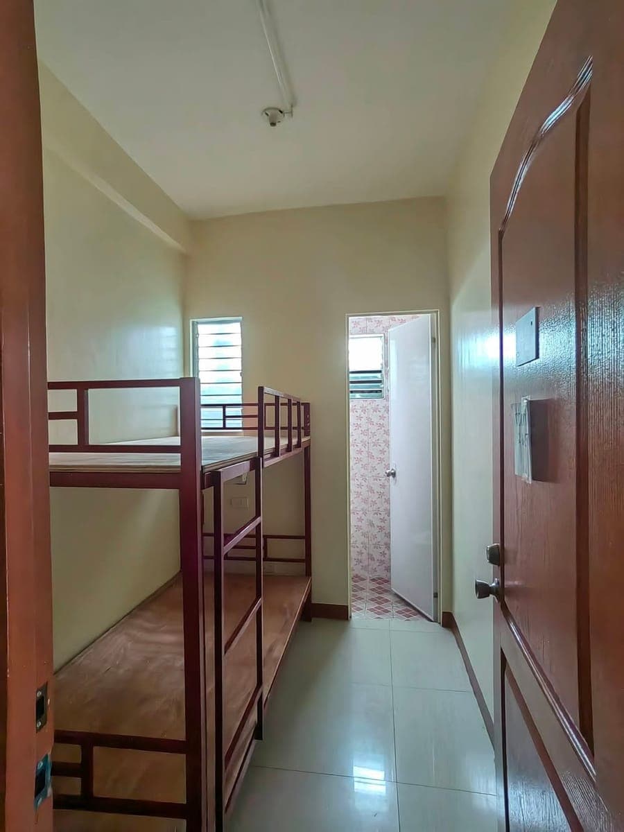 Good for 2  and with Aircon and Bedframe and Toilet and bath - photo 1