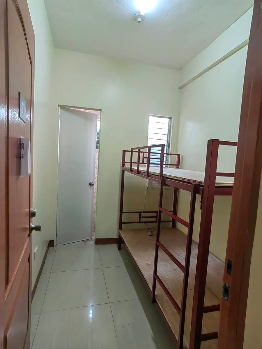 Good for 2  and with Aircon and Bedframe and Toilet and bath - photo 2