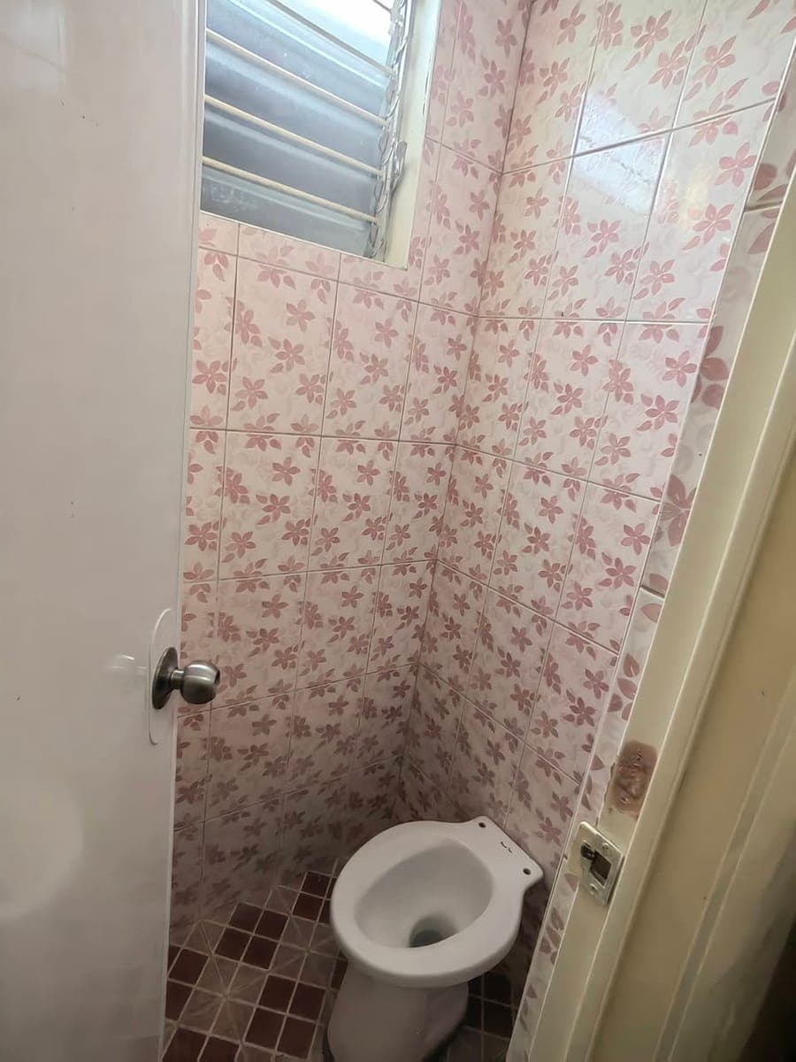 Good for 2  and with Aircon and Bedframe and Toilet and bath - photo 3