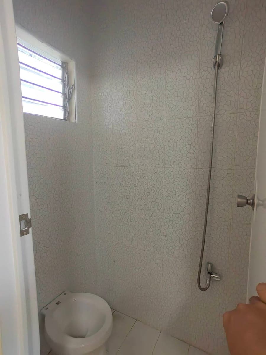 Good for 2  and with Aircon and Bedframe and Toilet and bath - photo 5