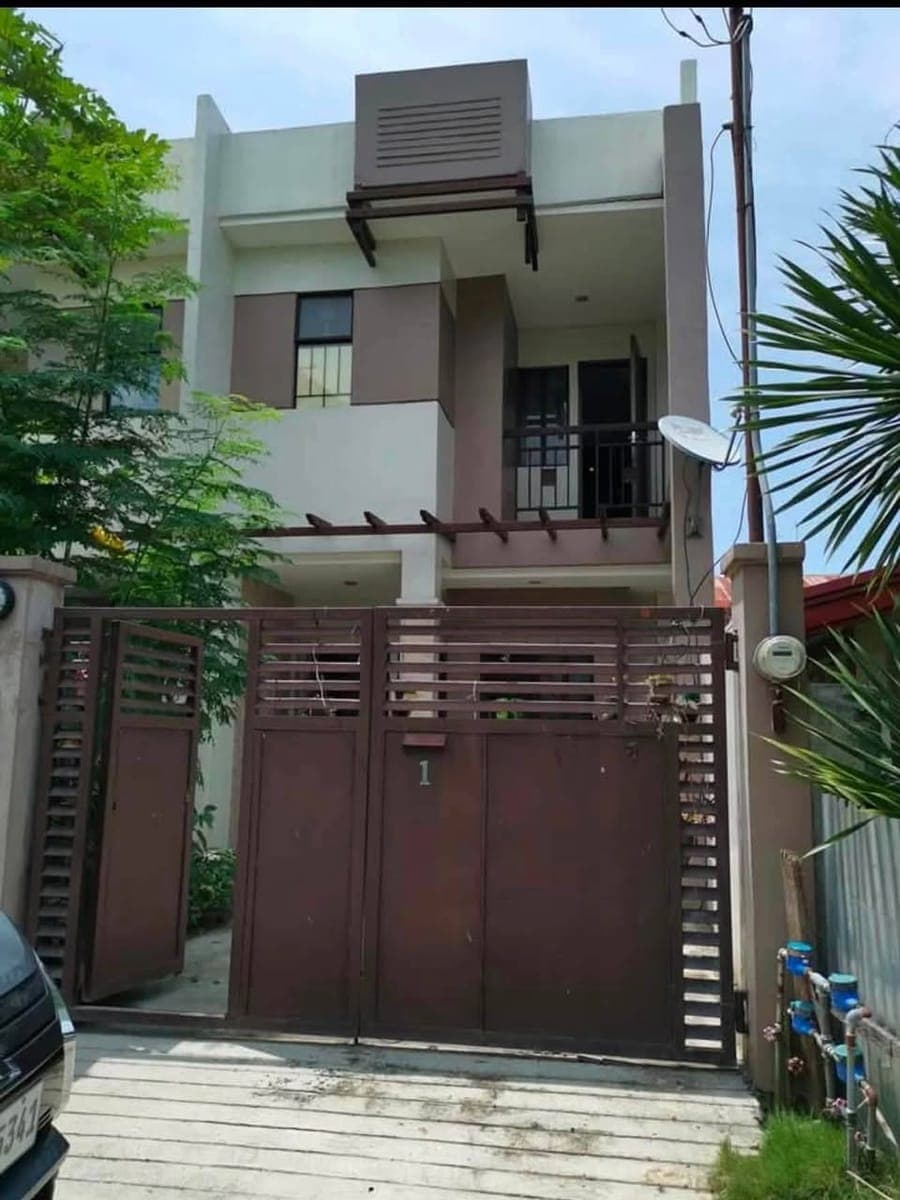 SEMI Furnished Townhouse for Rent‼️ - photo 1
