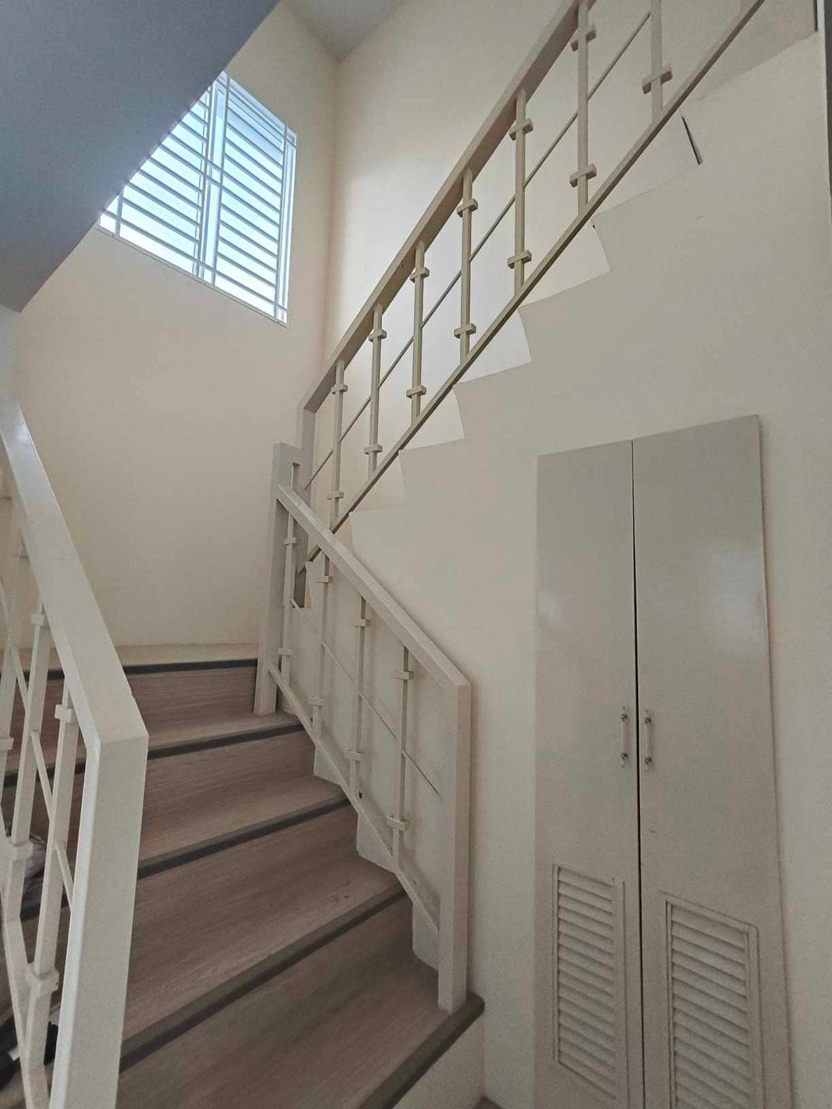 FOR LEASE UNFURNISHED TWO STOREY HOUSE IN ANGELES CITY NEAR CLARK AND KOREAN TOWN - photo 1