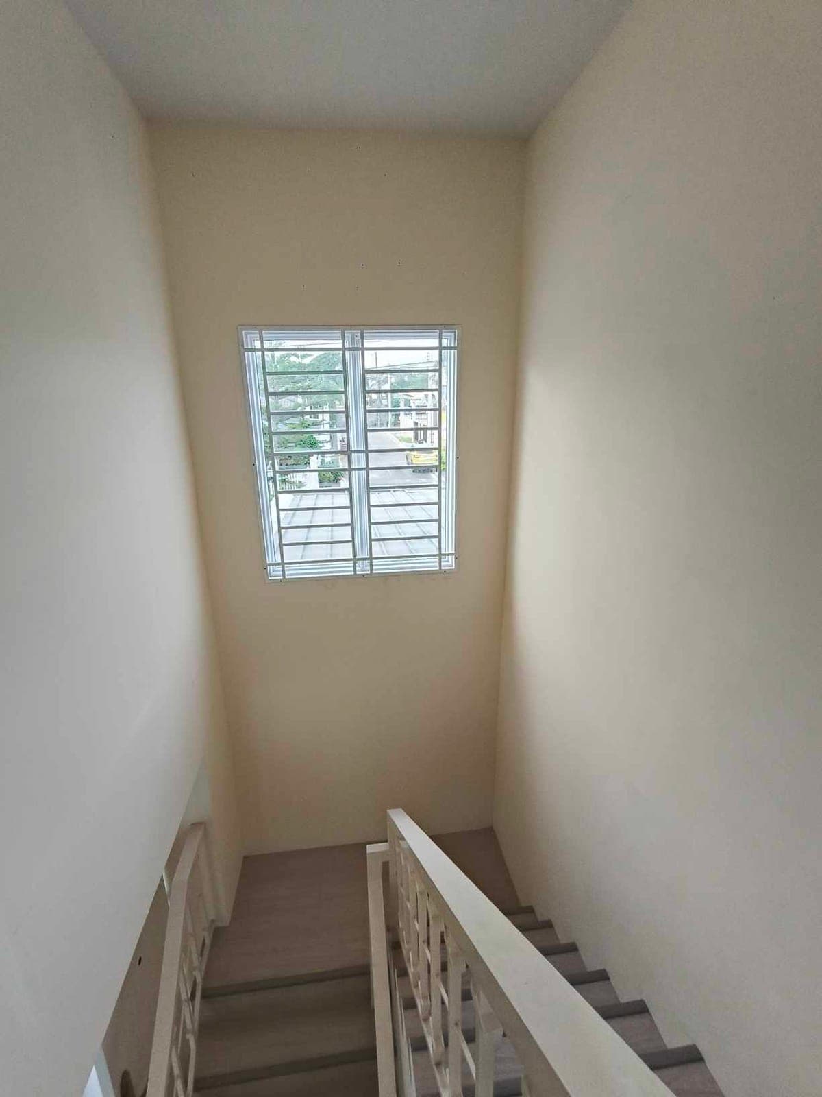 FOR LEASE UNFURNISHED TWO STOREY HOUSE IN ANGELES CITY NEAR CLARK AND KOREAN TOWN - photo 2