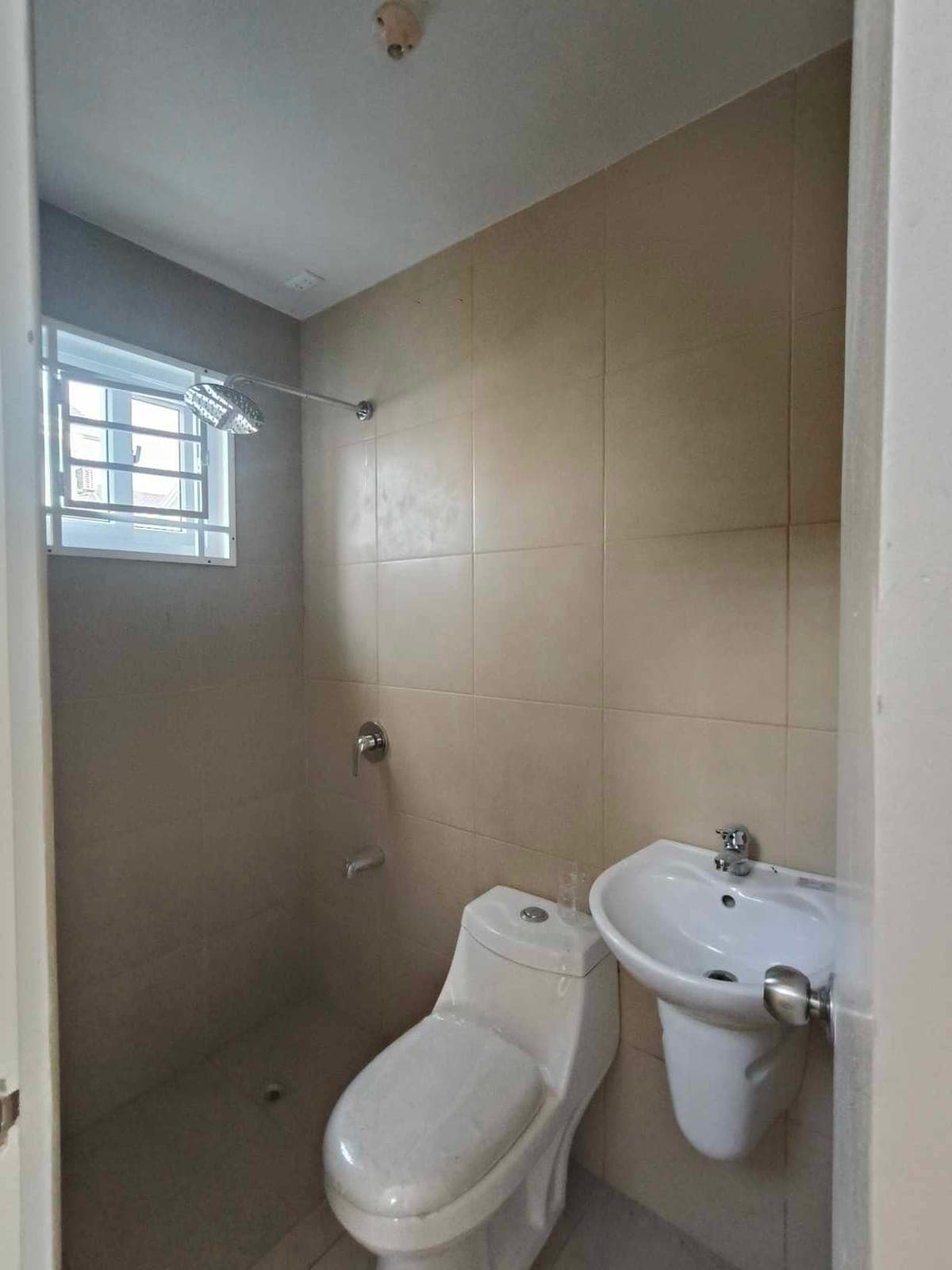 FOR LEASE UNFURNISHED TWO STOREY HOUSE IN ANGELES CITY NEAR CLARK AND KOREAN TOWN - photo 4