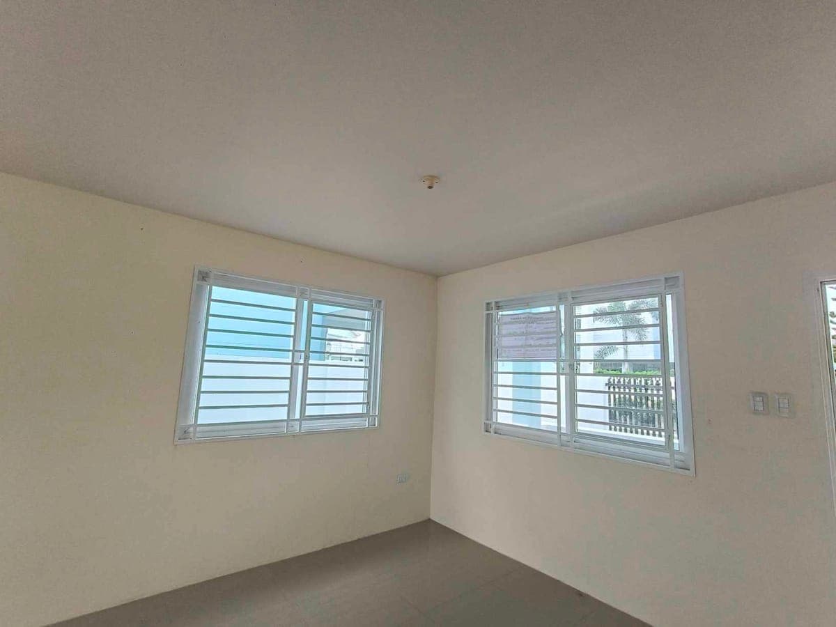 FOR LEASE UNFURNISHED TWO STOREY HOUSE IN ANGELES CITY NEAR CLARK AND KOREAN TOWN - photo 10