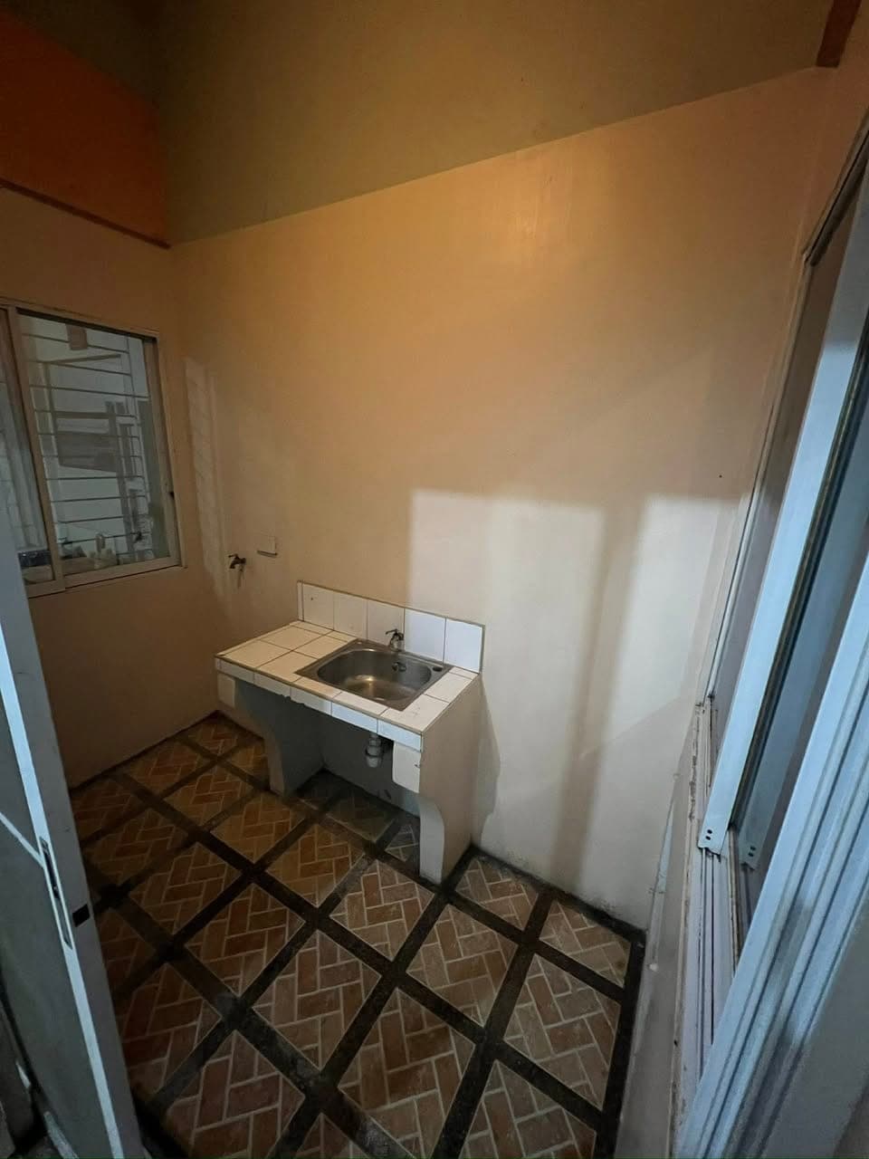 One bedroom unit with laundry area- 8,000/month (Move-in: 21,000) - photo 3