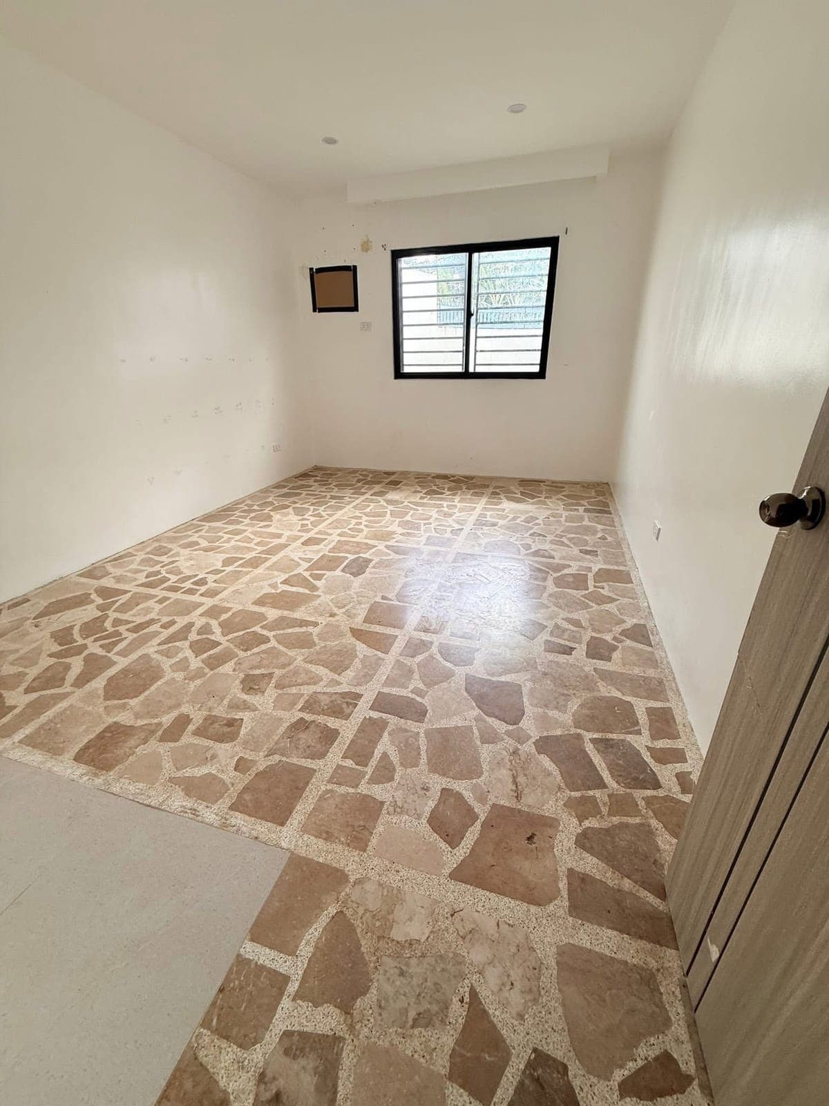 Bungalow House for Rent - photo 1