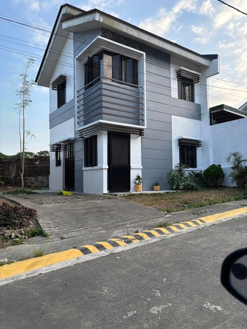 For rent 120sqm 2br 2tb garage walang gate ung house may 2 kama na kasama ..inside tagaytay forbes r... - photo 1