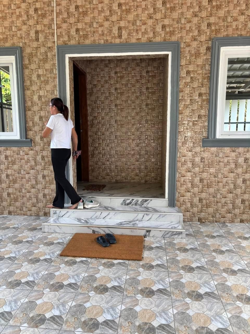For rent bungalow brand new 3br 2tb 2-3 car garage country homes 1 near serin and lourdes church 40k... - photo 2