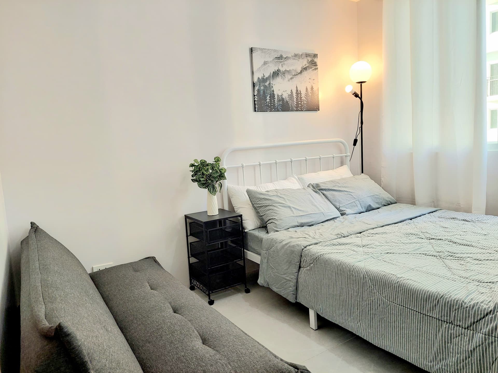 Cozy & Stylish Fully Furnished Studio with Smart TV & 100mbps Wi-Fi Ready - photo 1