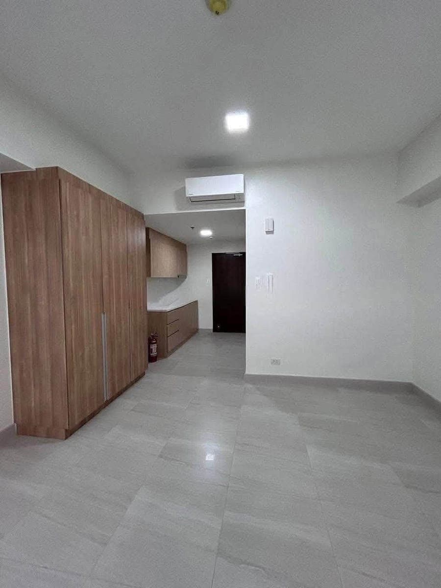 ₱30K MONTHLY | STUDIO WITH BALCONY AT MIDPARK TOWERS - photo 1