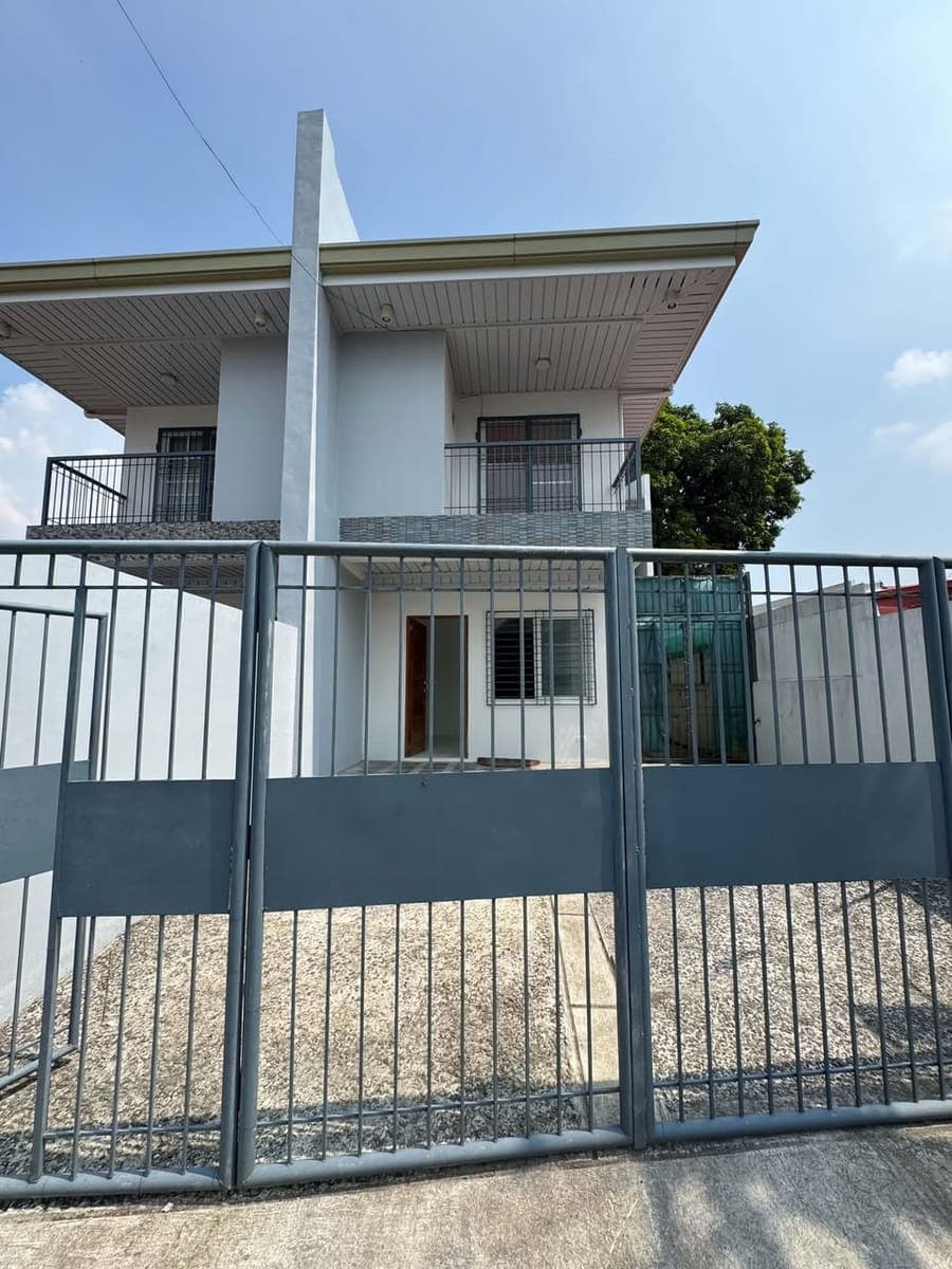 Unfurnished Two-Storey Duplex House For Rent! - photo 1